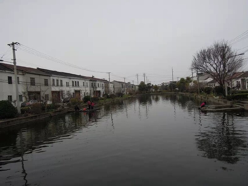 常州罗溪镇,看到当地的居民在河流边上洗衣服.