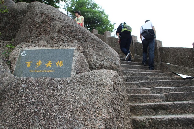 百步云梯肯定是特别陡的,如果害怕的话,就一鼓作气爬上去,不要往后看