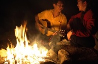 参加篝火晚会