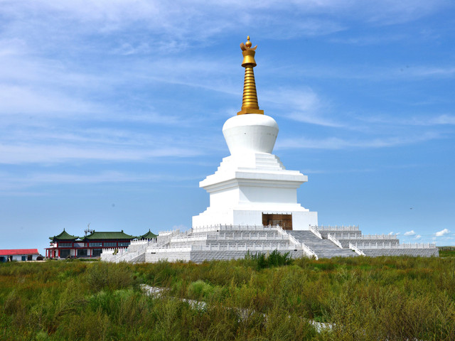 甘珠尔庙又称寿宁寺,是呼伦贝尔地区较大的喇嘛庙,乾隆五十年赐庙,并