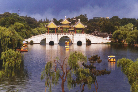 <扬州-瘦西湖-大明寺-东关街1日游>赏湖上园林瘦西湖，可品淮阳风味美食，天天发班，无购物