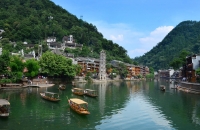 扶梯木板路上遥望古苗河