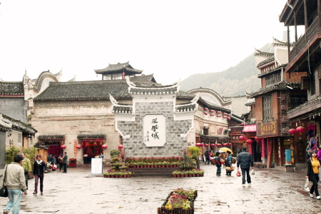 <张家界+黄龙洞+天门山+凤凰高铁4日游>深圳出发怀化返程/节约7小时车程/凤凰享双重VIP通道/打卡网红芙蓉镇/赠沱江泛舟/纯玩无购物