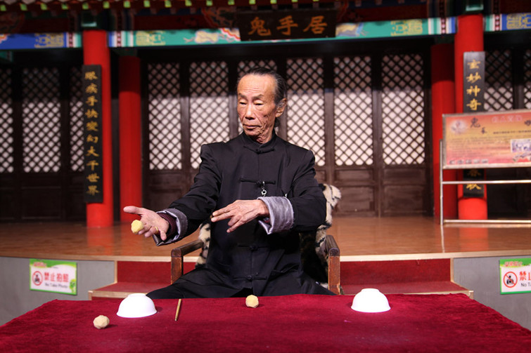 吴桥民间著名表演艺术家王保和先生,他被誉为鬼手,现如今已是古稀之年