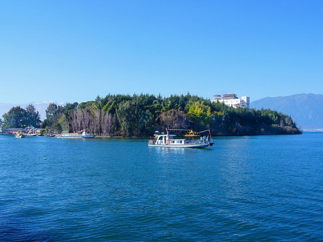 中餐后乘车前往大理,游览【南诏风情岛】南诏风情岛是洱海三岛之一