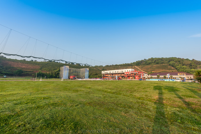 这次来到文溪坞村,已经规划成了一个成熟的乡村旅游目的地,村边是