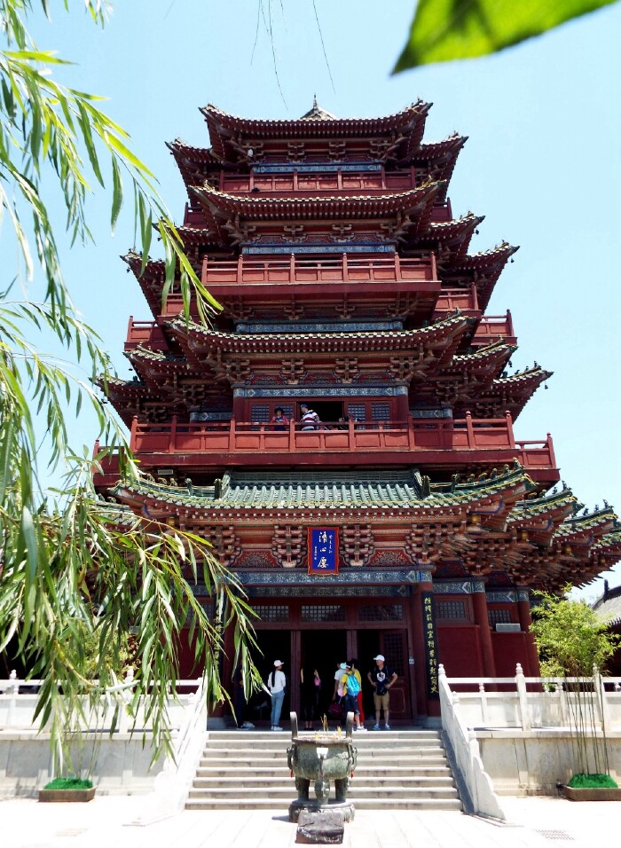 苏子轩北,是开封府景区里最高的建筑清心楼.