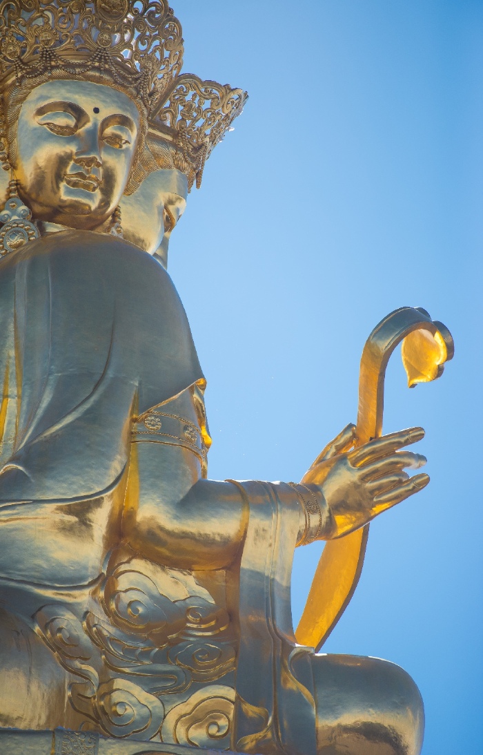 金顶上最为耀眼的就是这座高高耸立的普贤菩萨金像了,远远的就能