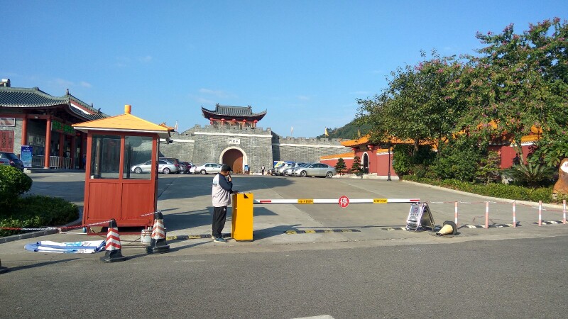 从佛山城区过来,走一环,过西樵大桥,走环山大道到西樵山南门口红绿灯