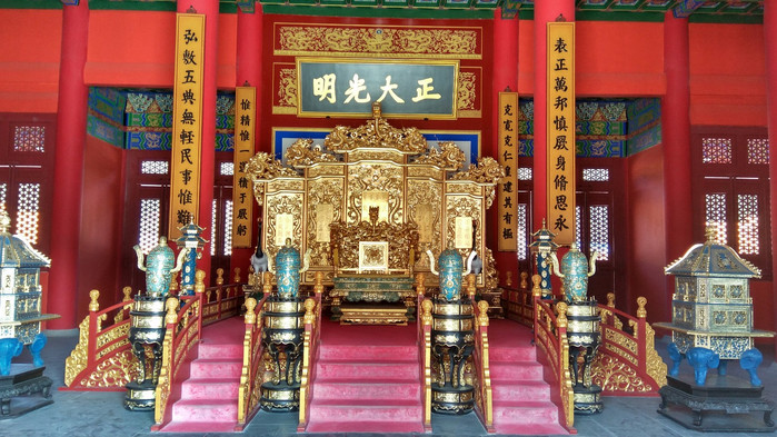 接见外国使节的地方,也是皇帝居住的寝宫 乾清宫里面的龙椅 走回头的