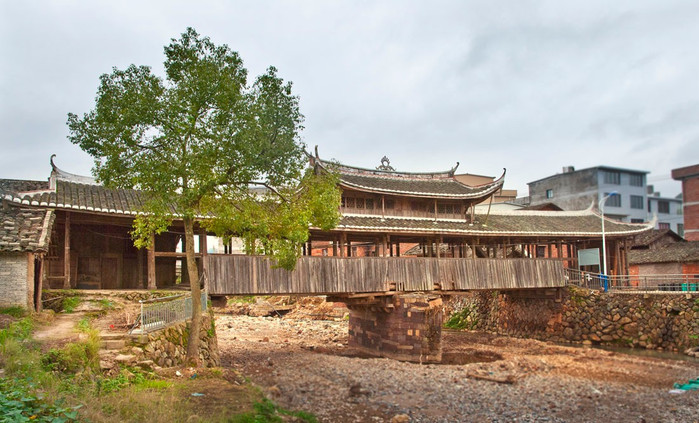 国家级的永庆桥,位于三魁镇战洲下溪坪村,建于清嘉庆二年(1797年,全