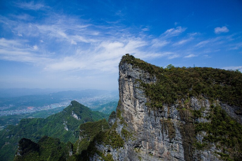 矗立山巅可观云海,是罕见的高海拔穿山溶洞,通往天门洞的盘山公路有99