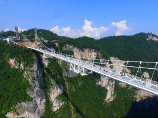張家界玻璃棧道游跟團_張家界玻璃棧道旅游要多少錢2021_張家界玻璃棧道旅游費用