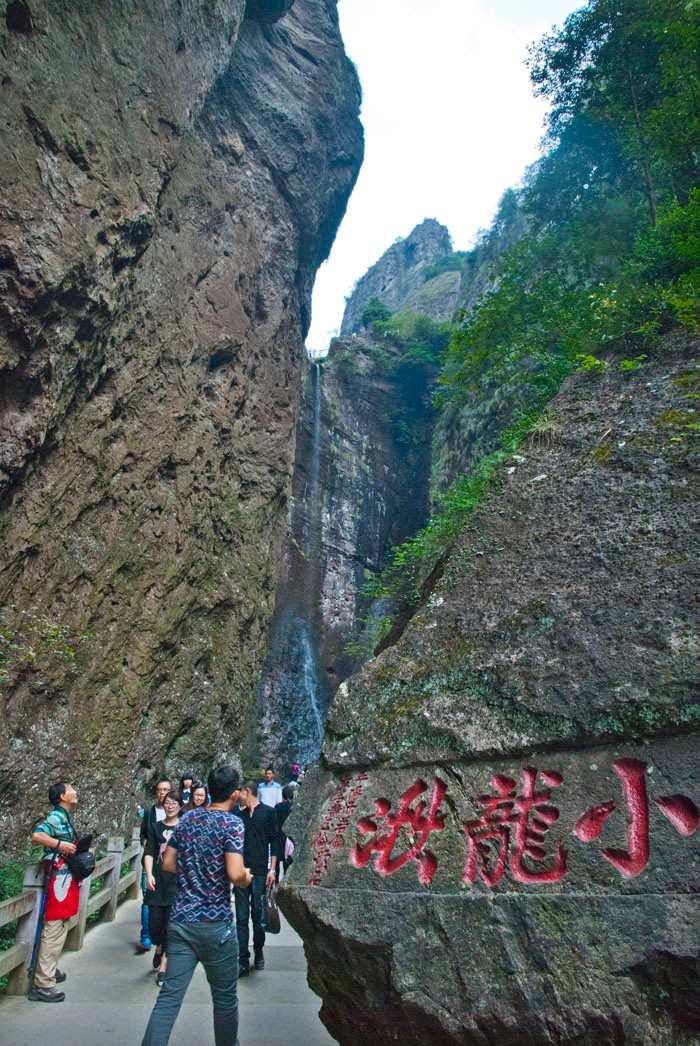 沿栈道向上,最上边,接近小龙湫上的绝情谷是一条玻璃栈道,到了尽头是
