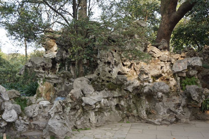穿过凤谷行窝,是寄畅园内的九狮台,很具有江南园林的味道,以各种怪石