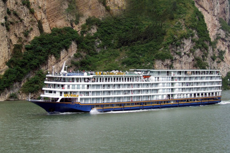 <长江三峡+三峡大坝+重庆5日游>美国维多利亚5星游船，海外旅游者称道的好旅程，热情服务温暖到心，阳台观景房及自助餐食为您所爱，当地游