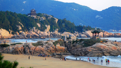 车往朱家尖码头,游客乘船赴五a级风景名胜区普山