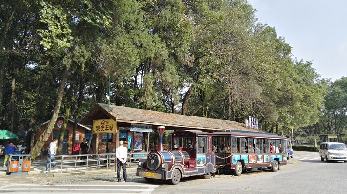 跟我来游 在中山陵坐景区的小火车或观光车(票价10元/人,十多分钟