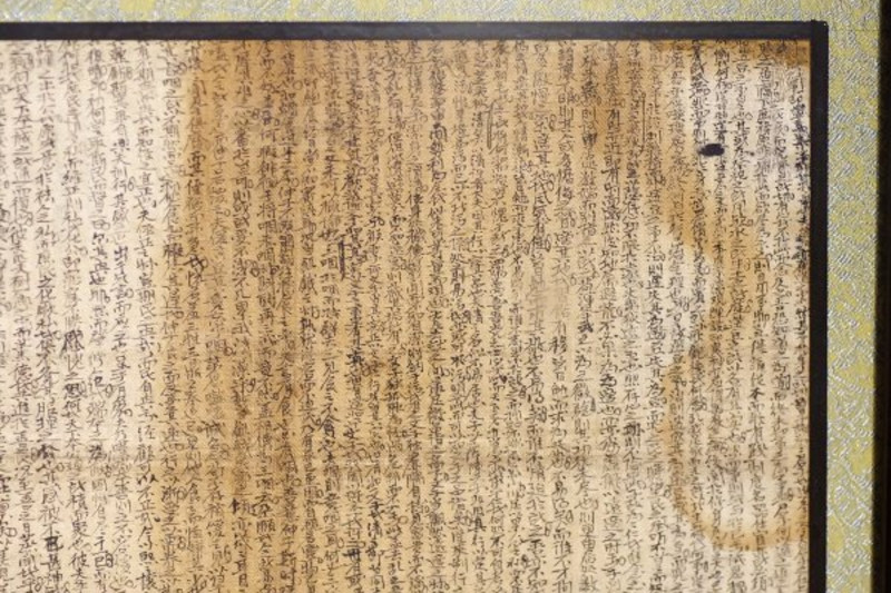 这个不是考卷,而是一块长45厘米宽35厘米,双面书写的丝绸