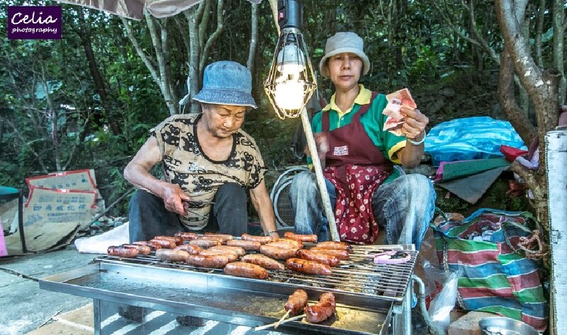 走到半路实在是也饿得不行~~~还有路过了这家烤肠摊