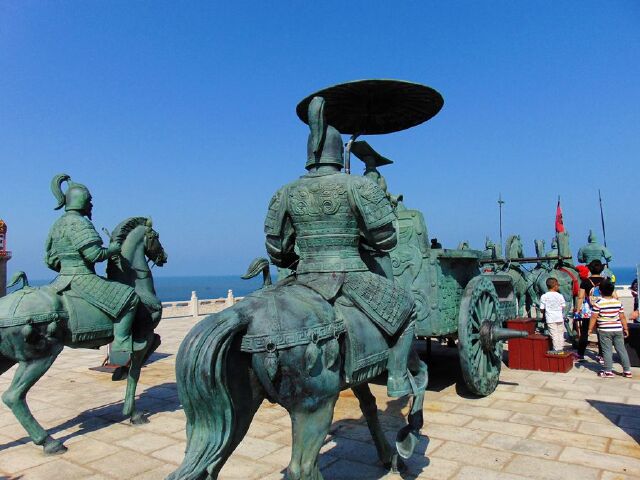 曾2次驾临此地,拜祭日主,修长桥,求寻长生不老之药,留下了"秦桥遗迹"