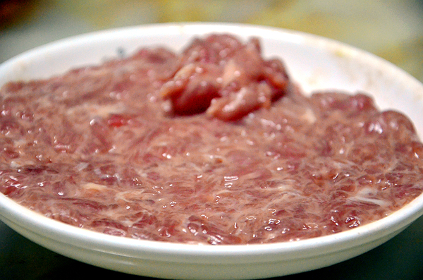 除了熟肉,也可以涮烫生肉,我们涮了嫩滑美味的牛肉羹,柔滑细腻的牛