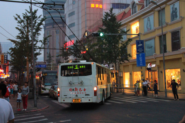 走走就到劈柴院了,青岛还有电车