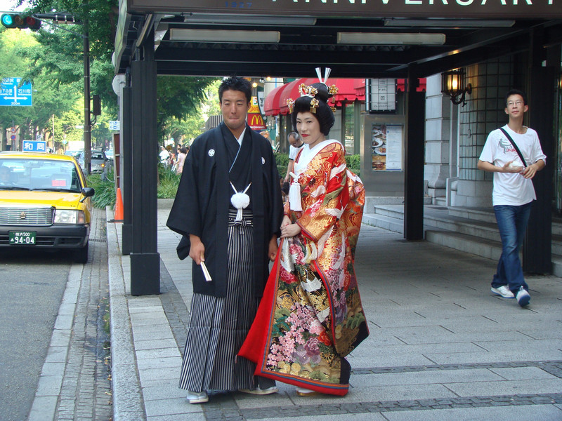 日本传统服装,这是很贵的一种和服