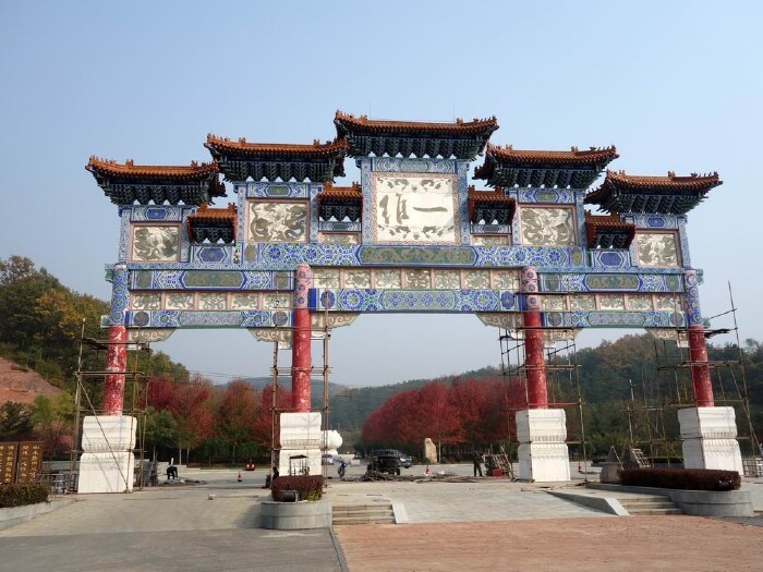 2016年10中旬的一天,与几位老友去横山寺踏秋。需要说明,我们都不是礼佛之人,之所以提出去横山寺,是喜欢那里的秋色和清静。横山寺现在的全名叫大连横山北普陀主题文化公园。除了寺庙,还有不错的风景,是国家AAAA级旅游景区。照片摄于横山寺。 横山寺主题文化公园的入口,是巍峨的牌坊,山门高15.