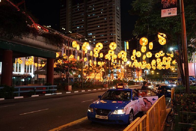 回到牛车水,夜晚的街道张灯结彩.