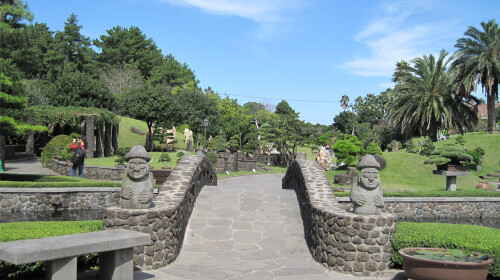 停留约50分钟)济州原居民生态村,进一步了解这个海岛的历史文化