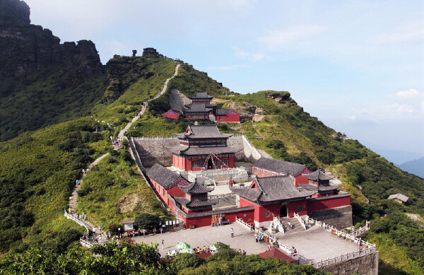 除了著名的梵净山,还有世所罕见的九龙洞,绝壁叠嶂的乌江山峡,碧波