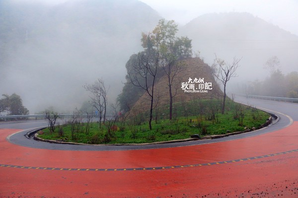 盘山公路 烟雾迷蒙的盘山公路