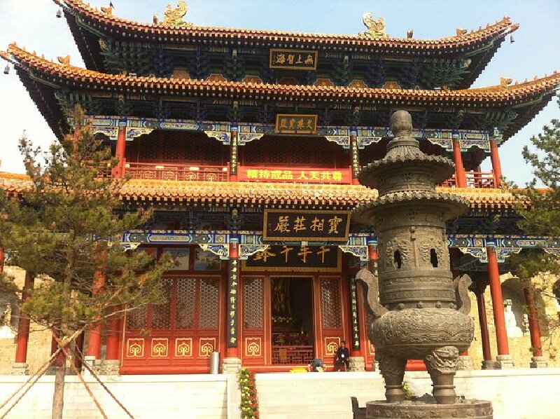 我们到时,山门也在施工,好在里没有太多施工,大雄宝殿前面的香炉高