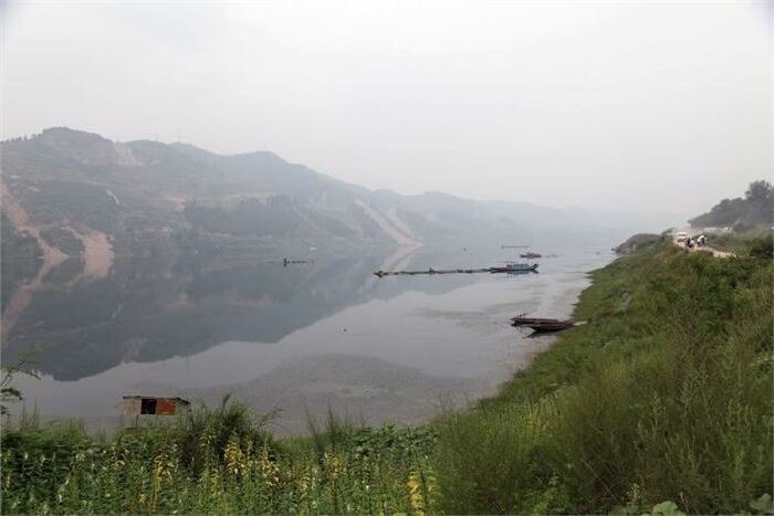 张导漫步在郧阳岛的沙滩上,没等脚跟站稳,媒体记者们就围了个水泄不通