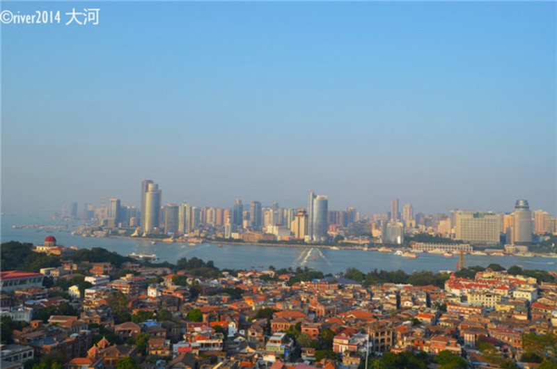 从高处俯瞰厦门美景,这边是鼓浪屿上的别墅,对面是厦门岛