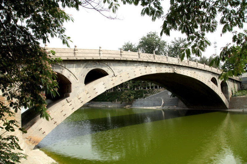 观赏立于世界桥梁建筑之林的赵州桥