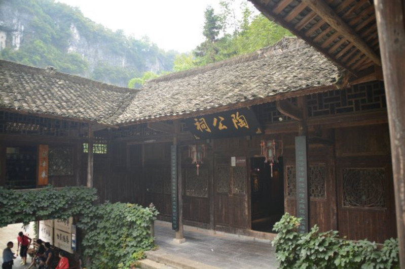 沿途亭台楼阁层出不穷,陶公祠,桃源碑林,荷花池,十二生肖林等都值得