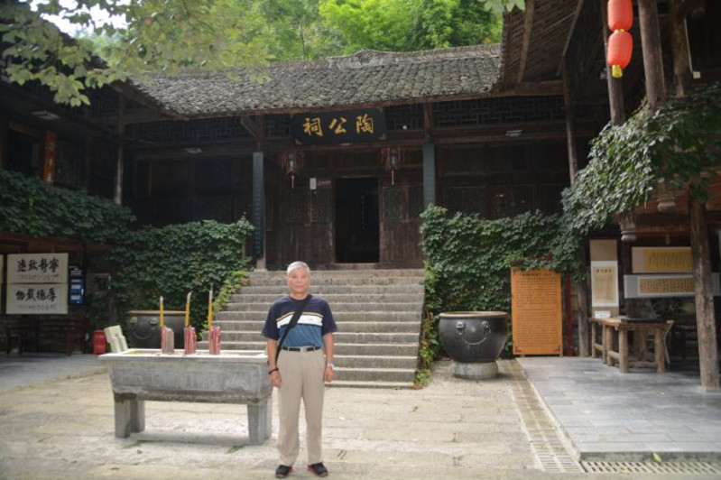 沿途亭台楼阁层出不穷,陶公祠,桃源碑林,荷花池,十二生肖林等都值得