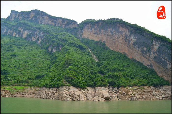 巫峡延绵45公里,包括金盔银甲峡,铁棺峡曲折幽深,怪石嶙峋,是三峡中最