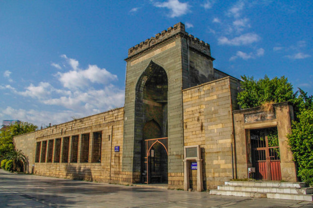 位于鲤城区涂门街中段的泉州清净寺,又称"艾苏哈卜清真寺",为我国