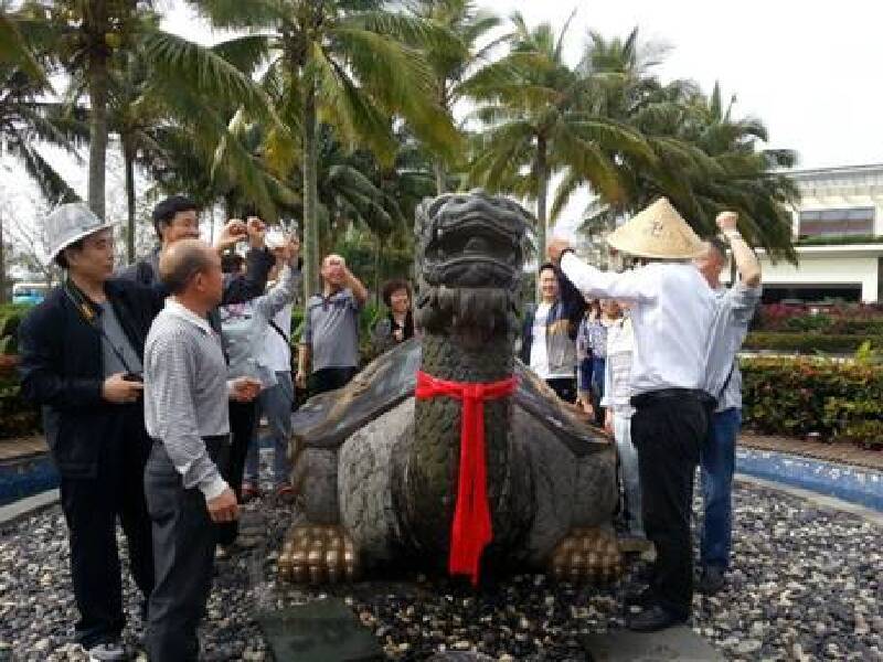 面积2600余亩,东屿岛的地形酷似一只缓缓游向南中国海的巨鳌,岛上众多
