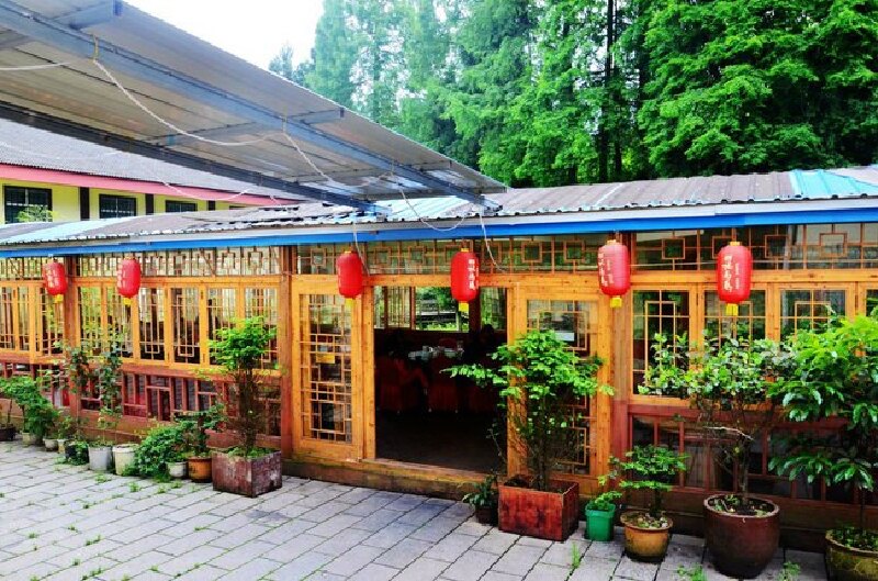 四洞峡山庄餐厅的外观,土家族风格的餐厅.