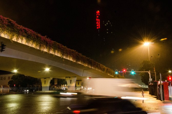 酒店门口正对面的高架桥路就是广州市的黄埔大道了,夜晚看起来挺安静