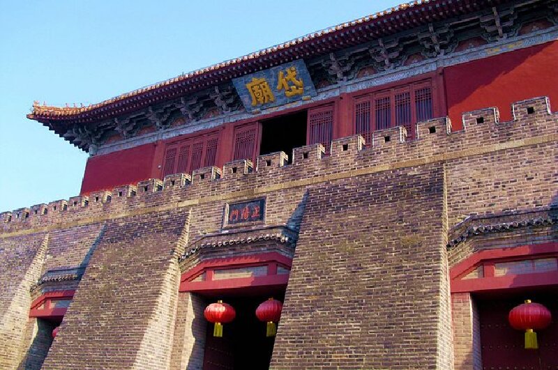 最完整的古建筑群,为道教神府,是历代帝王举行封禅大典和祭把泰山神的