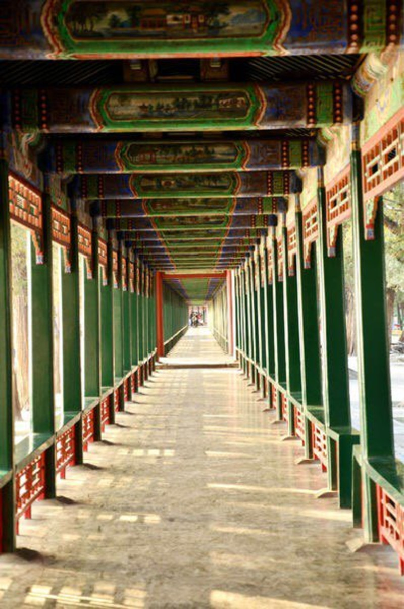 从万寿山下来一定要在全长700多米(中国园林中最长的游廊)的长廊