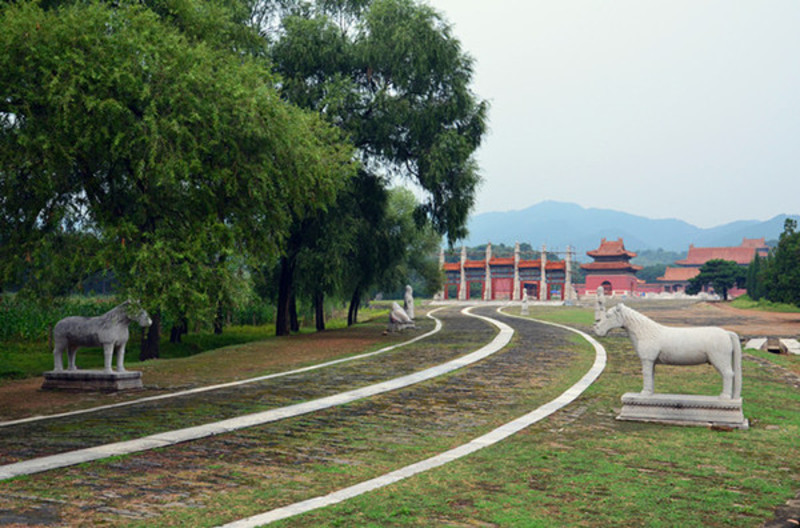 在东陵界内营建的第二座皇帝陵,景陵石像生的布置有别于清代所有帝陵