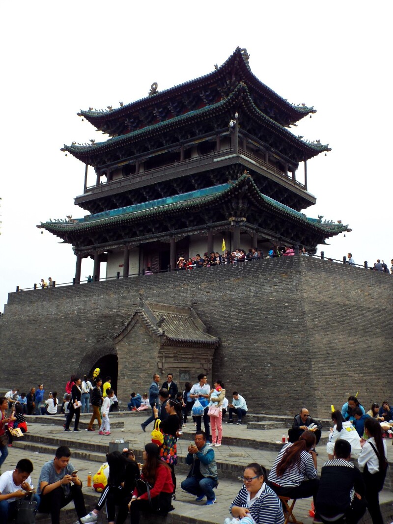 南大街的尽头是平遥古城的南门"迎熏门".