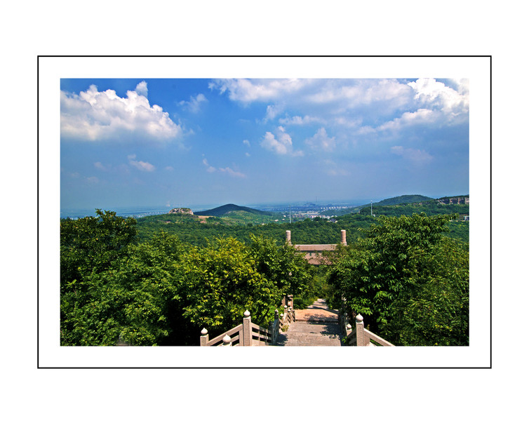 据传,孙蟠在修建青琅馆后,读书习画,寄情山水,忘世间烦忧,见此谷清幽