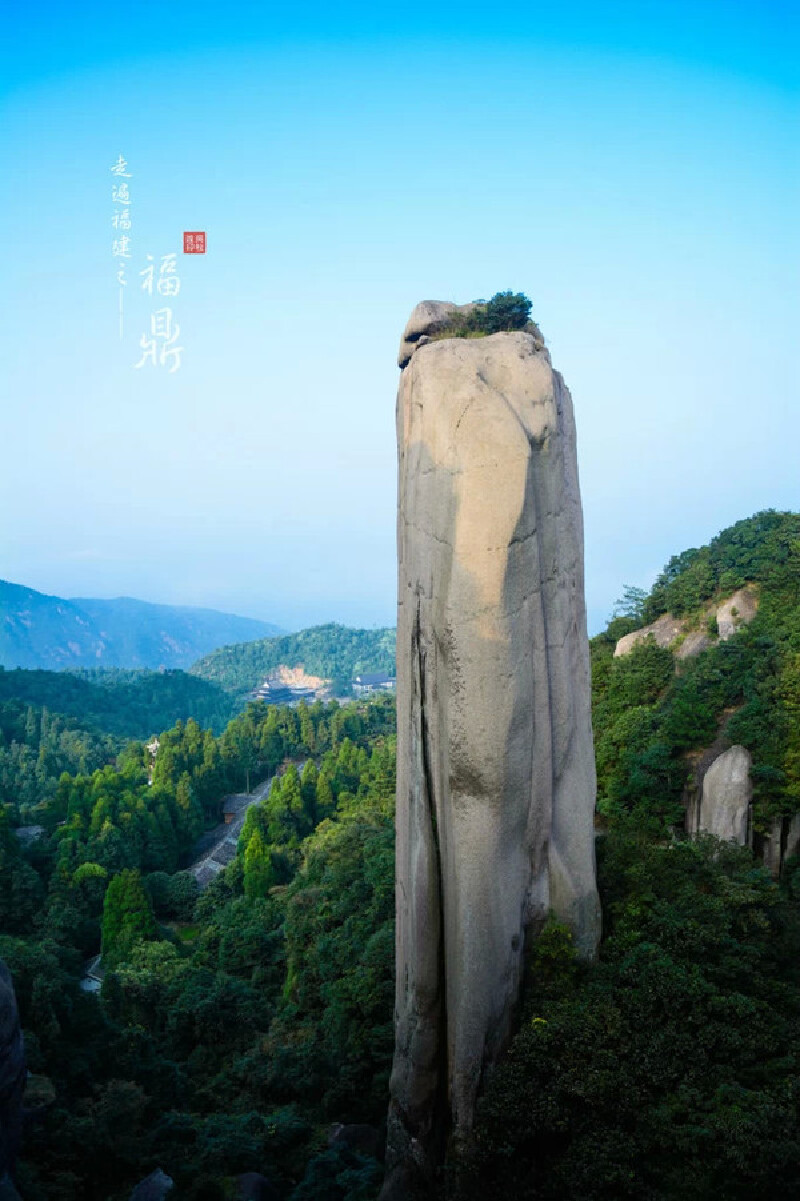    孤峭的天柱,直冲云霄.